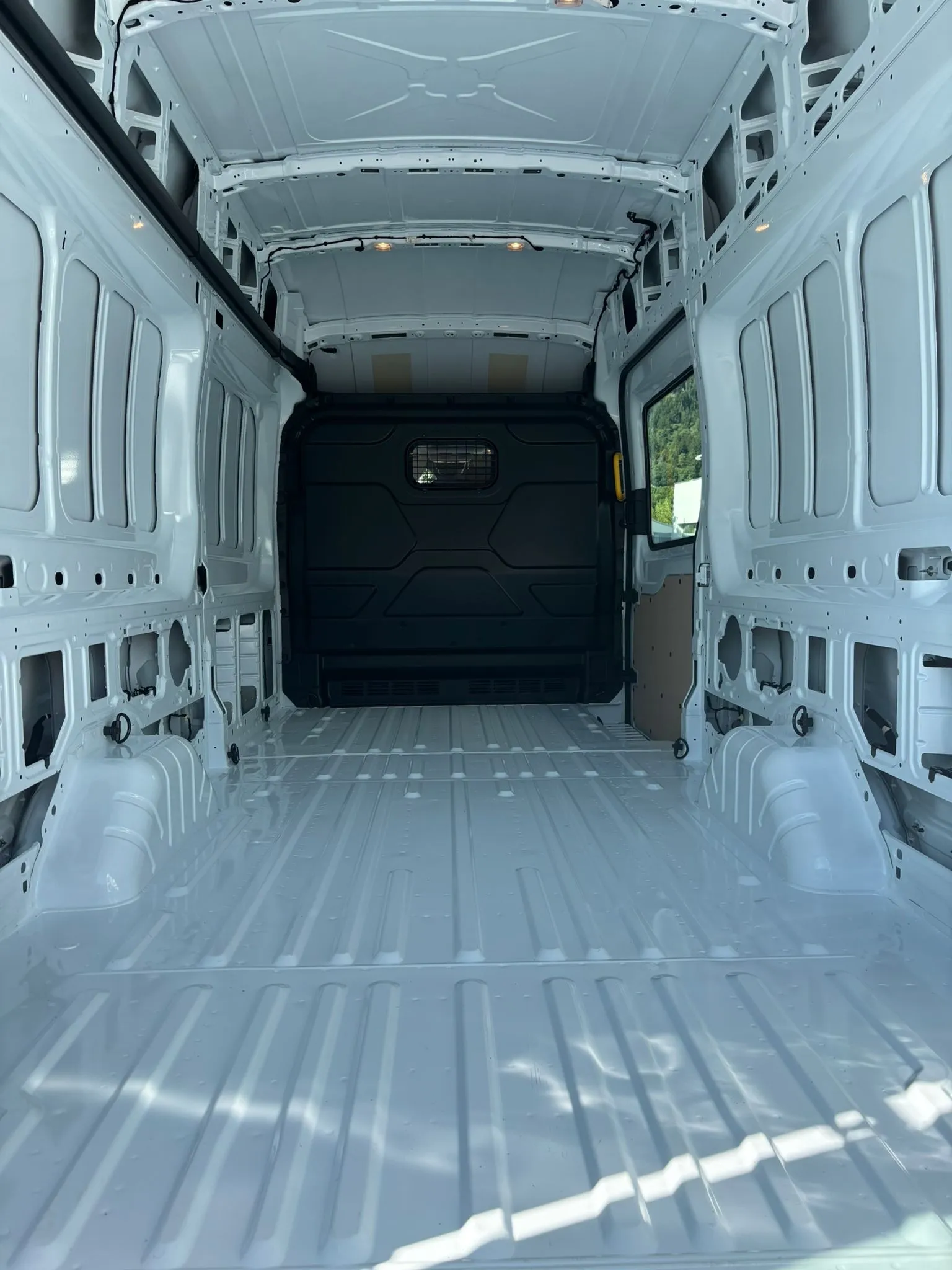Leerer Laderaum des Jumbo-Lieferwagens