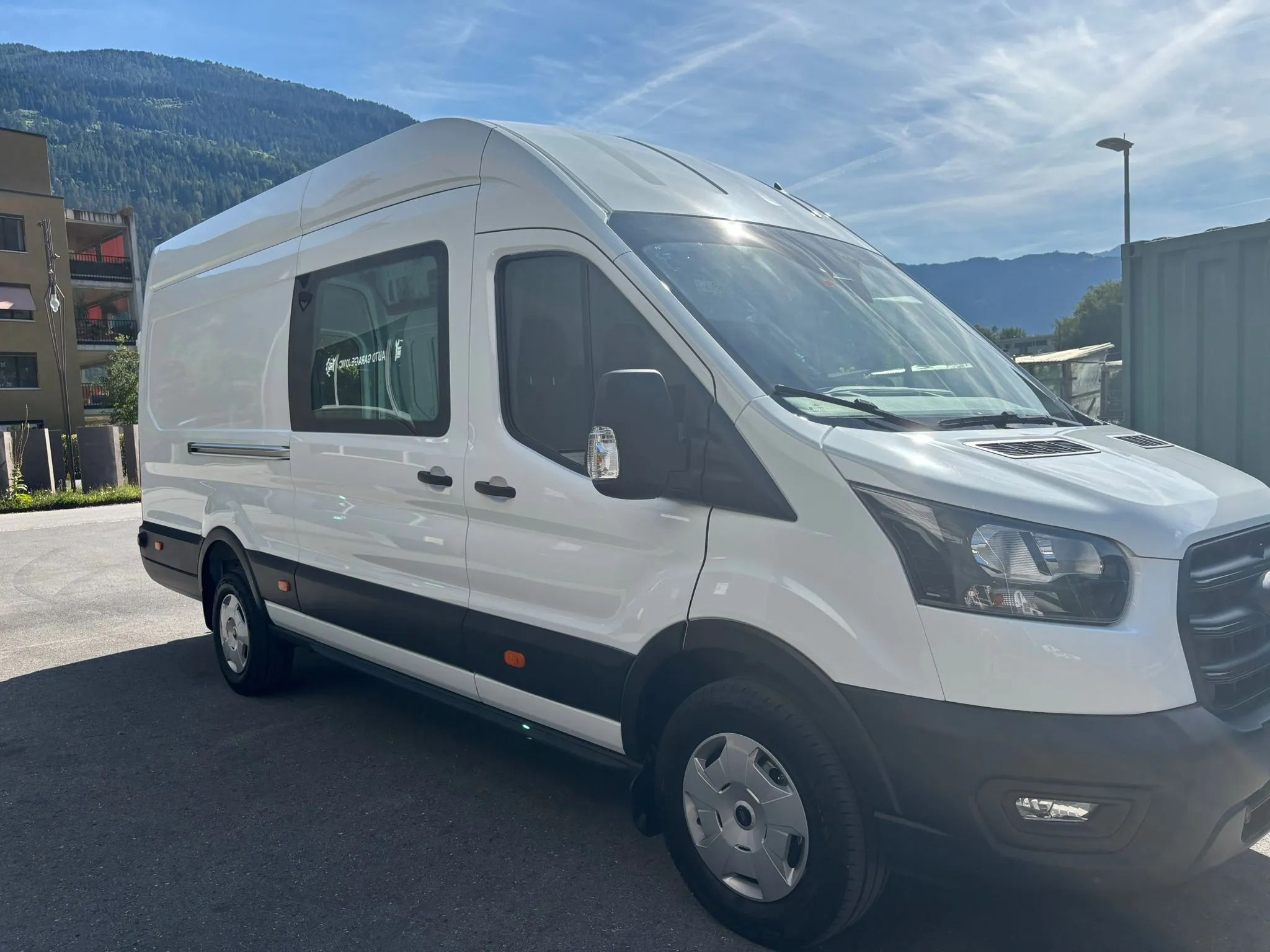 Weisser Jumbo-Lieferwagen von RCU Swiss Transport