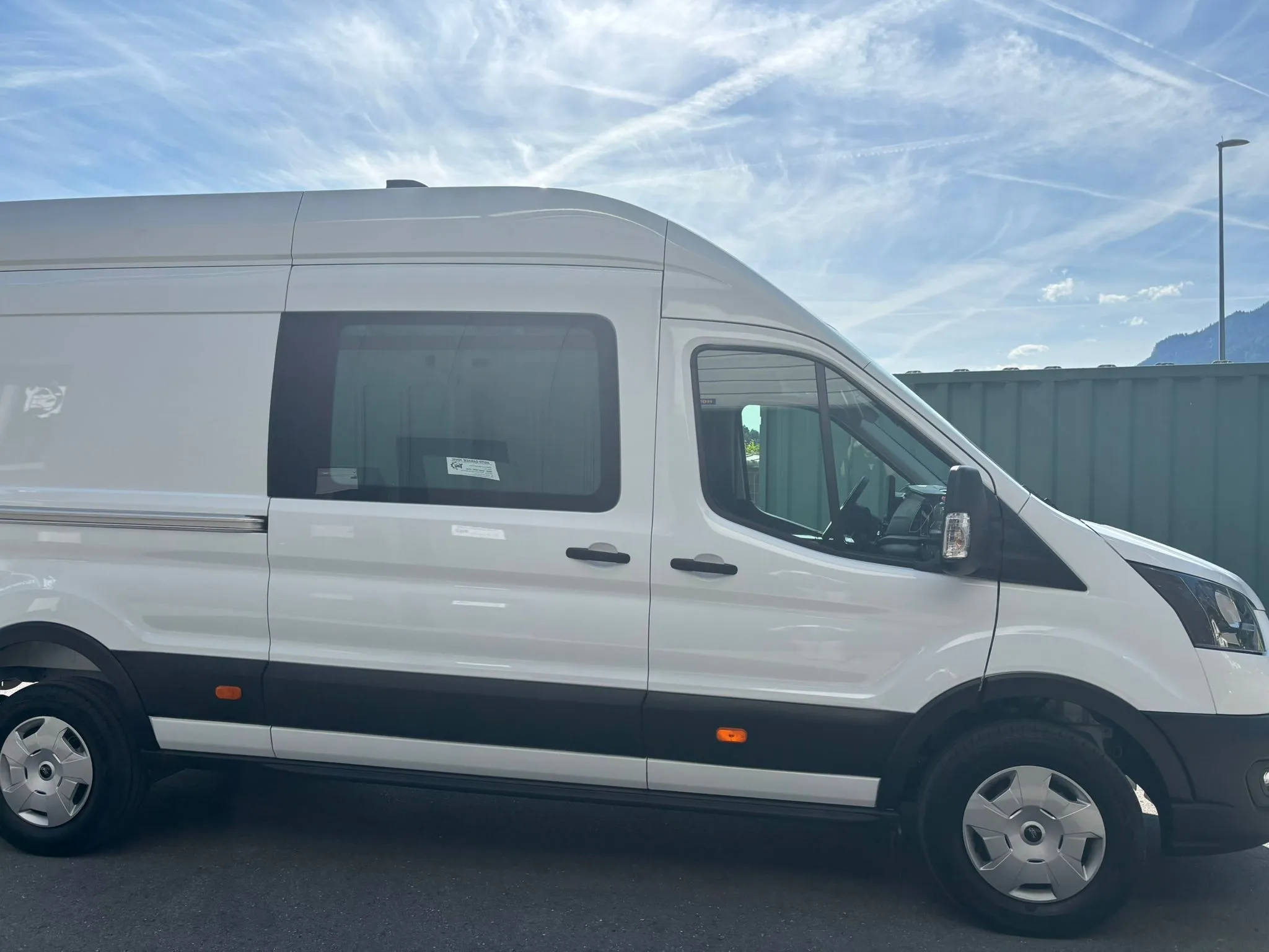 Weisser Ford Transit in Seitenansicht