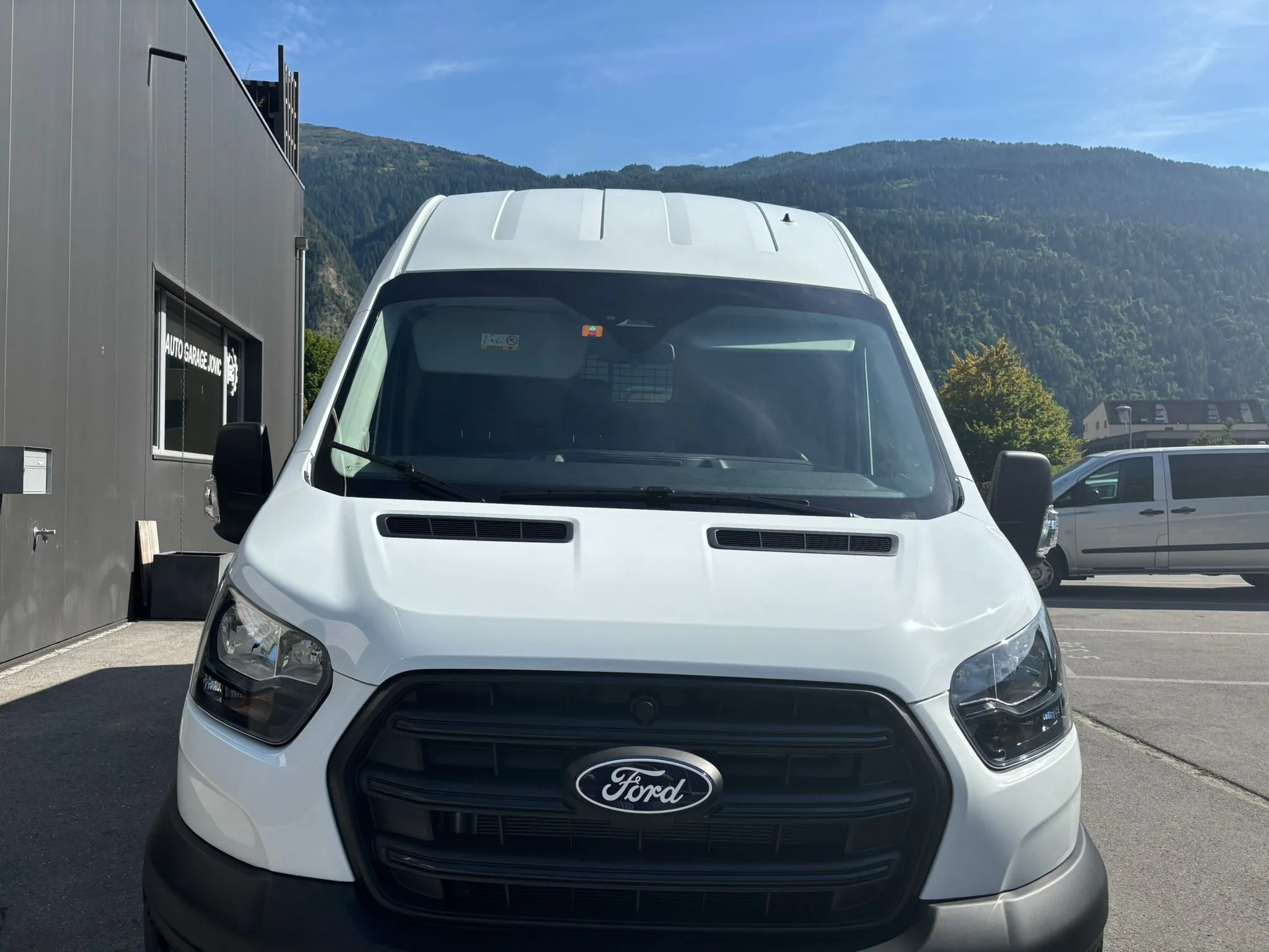 Weisser Ford Transit von RCU Swiss Transport in Frontansicht
