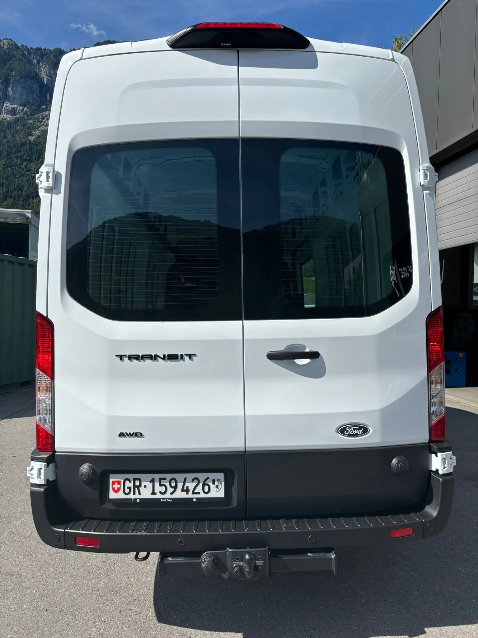 Heckansicht des weissen Lieferwagens von RCU Swiss Transport